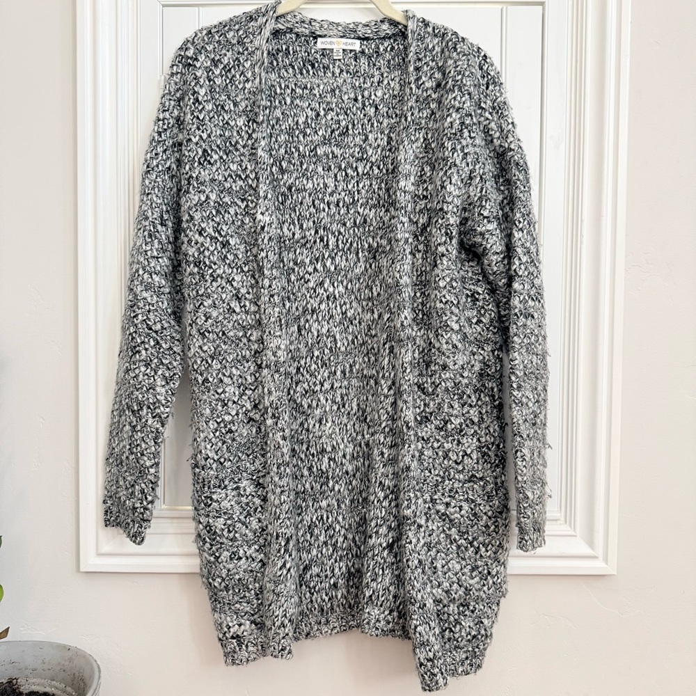 3/$10 🛒🛍️ Woven Heart Black and White Knit Cardigan - Size Medium